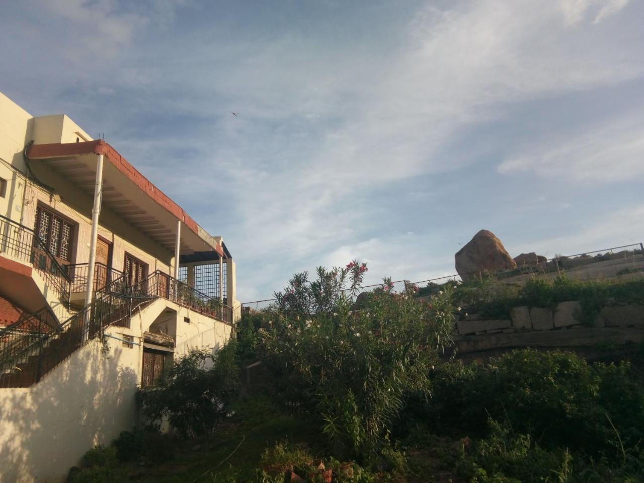 Padmaa Hampi Villa Exteriör bild
